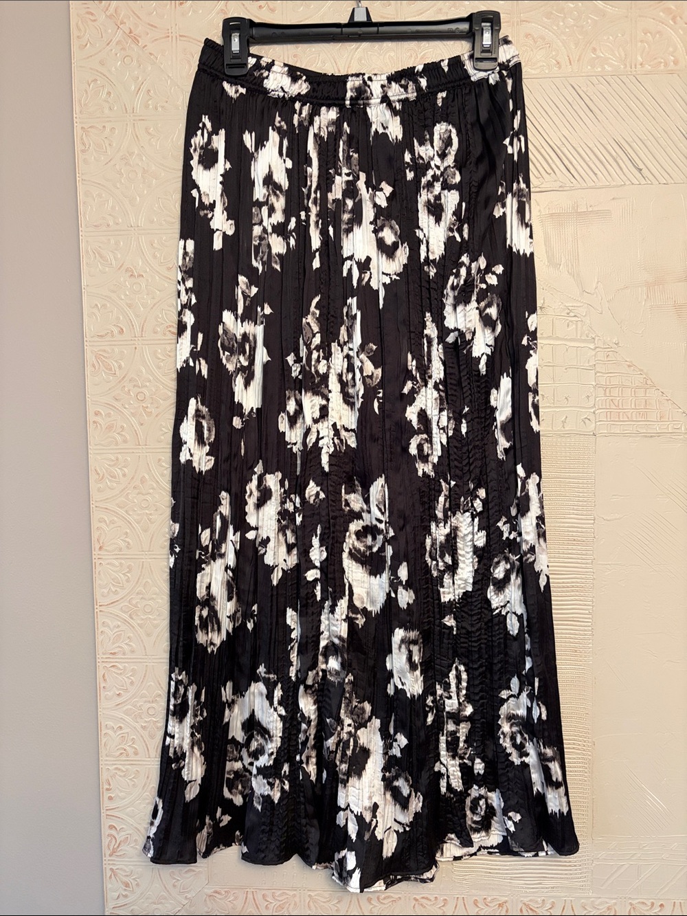 Simply Vera Vera Wang Black and White Floral Pleated Maxi Skirt, size S